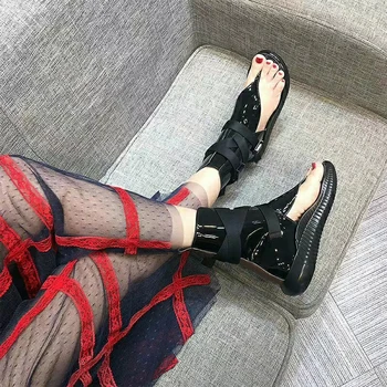 Dzīvoklis cēloņu kurpes sieviešu platforma gladiatoru sandales potītes saļodzījās siksna punk stila flipflops spīdīgas ādas vasaras zābaki